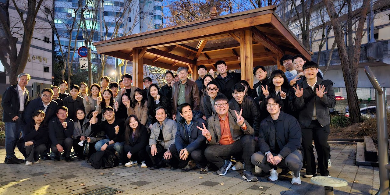 Group photo at the lab homecoming event 2024